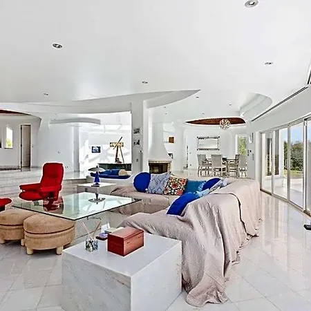 Villa Sleeps 7 Air Con Wifi *